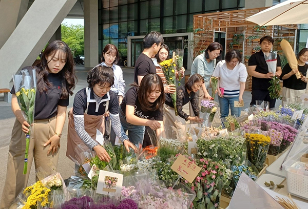 한국화훼자조금협의회는 농림축산식품부와 함께 지난달 30일 정부세종청사에서 ‘2025년 절화의무자조금 홍보사업, 일상의 꽃 직거래장터’ 행사를 열었다.