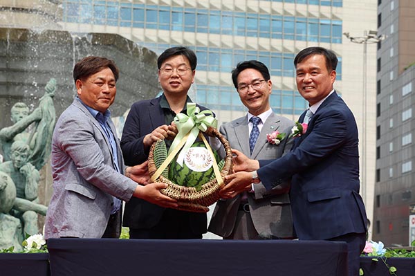 명품수박 경진대회서 박형남씨 수박이 대상을 차지해 500만원에 낙찰됐다.