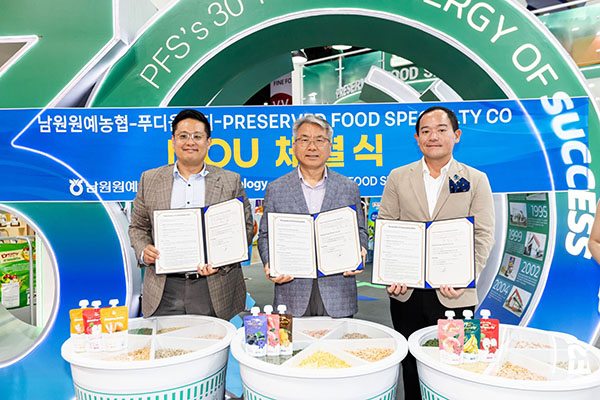 김용현 남원원예농협 조합장(가운데)이 태국 식품기업 PFS 및 싱가포르 유통업체 푸디올로지와 MOU를 체결한 뒤 기념촬영을 하고 있다.