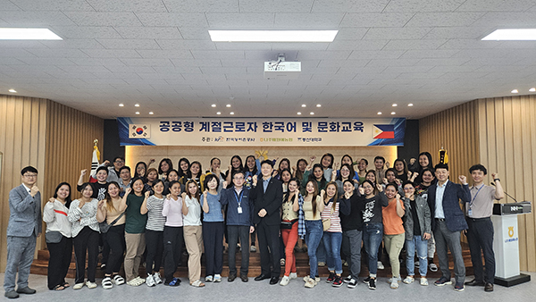 한국어 교육 프로그램 참석자들이 기념사진을 찍고 있다.