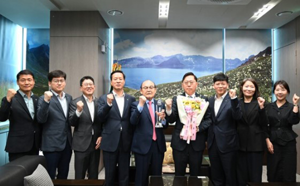 6조 달성탑을 수상한 후 관계자들이 기념 촬영을 하고 있다.