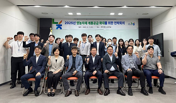 농협경제지주가 지난 11일 서울시 중구 농협중앙회 본관에서 개최한 영농자재 계통공급 확대를 위한 전략회의에서 정창윤 영농자재본부장(첫줄 왼쪽 4번째), 임규원 자재사업부장(5번째), 자재유통센터장 등 관계자들이 기념사진을 촬영하고 있다.