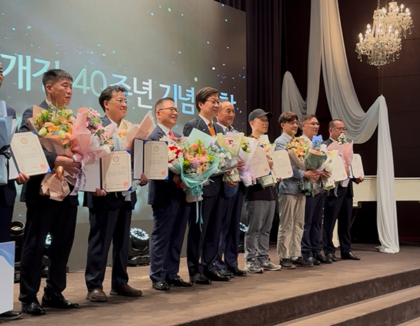 서울농수산식품유통공사는 지난 19일 공사 업무동 2층 웨딩홀에서 가락시장 개장 40주년 행사를 개최했다.