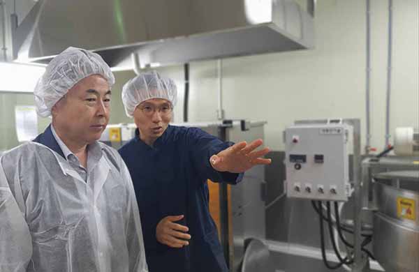 박정관 인삼특작부장(왼쪽)이 버섯을 활용한 고기 대체식품 개발 산업체 현장을 방문했다.
