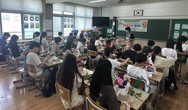 지난 6월 18일 충남 예산군 예산초등학교 학생들이 한국화훼자조금협의회 주최로 열린 절화의무자조금 ‘드림플라워 클래스’에 참여해 꽃바구니 만들기 체험을 하고 있다.