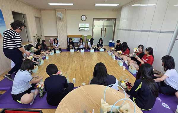 지난 6월 11일 경남 창원 용원고등학교 학생들이 한국화훼자조금협의회의 ‘드림플라워 클래스’ 행사에서 꽃바구니를 만들며 즐거워하고 있다.
