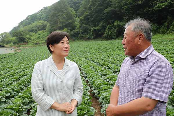 농림축산식품부 송미령 장관은 지난 6일 강원 평창군에 위치한 여름배추 재배현장 및 출하조절시설을 찾아 생육 및 출하 상황을 점검했다.